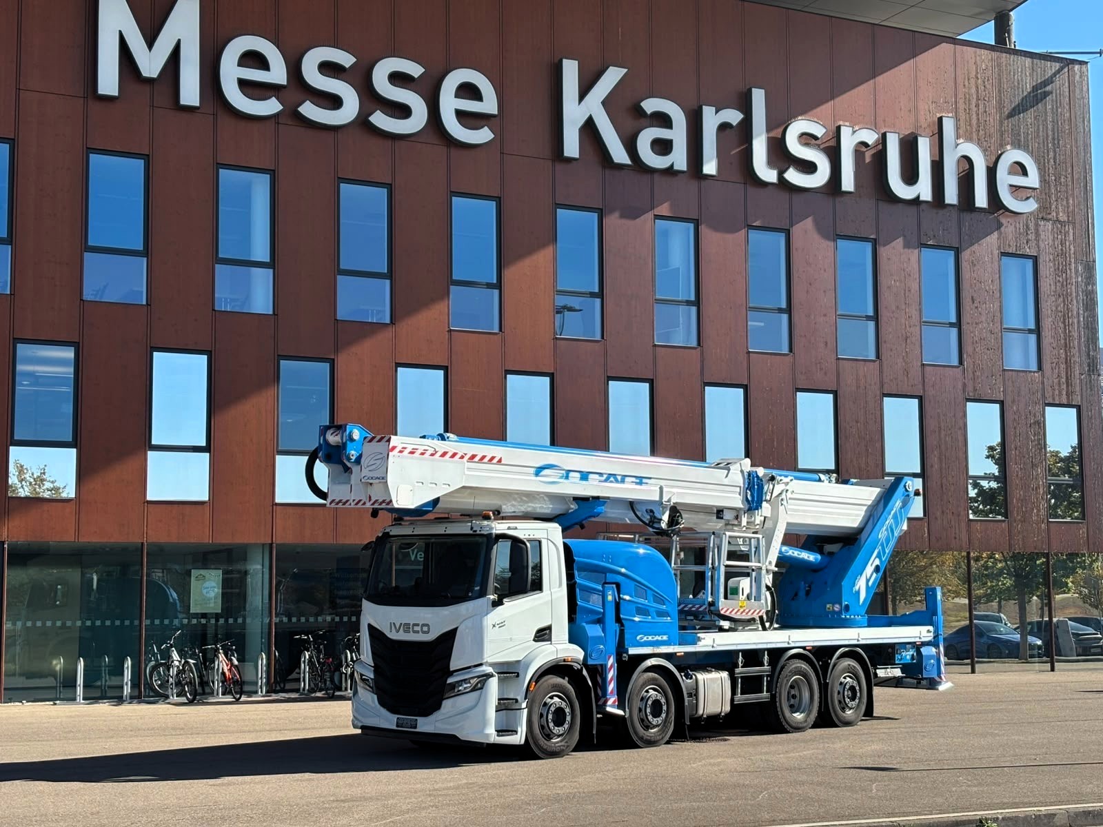 forSte 75TJJ vor dem Messeeingang